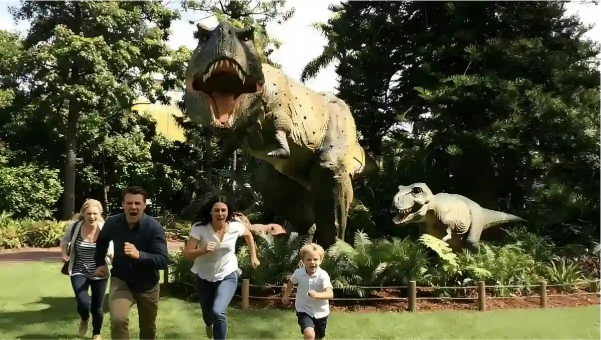 Before and after: static dinosaur exhibit vs interactive animatronic attraction B