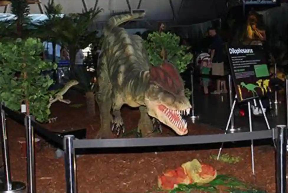 USA dinosaur park with 31 interactive models generating 3000-5000 daily guest interactions