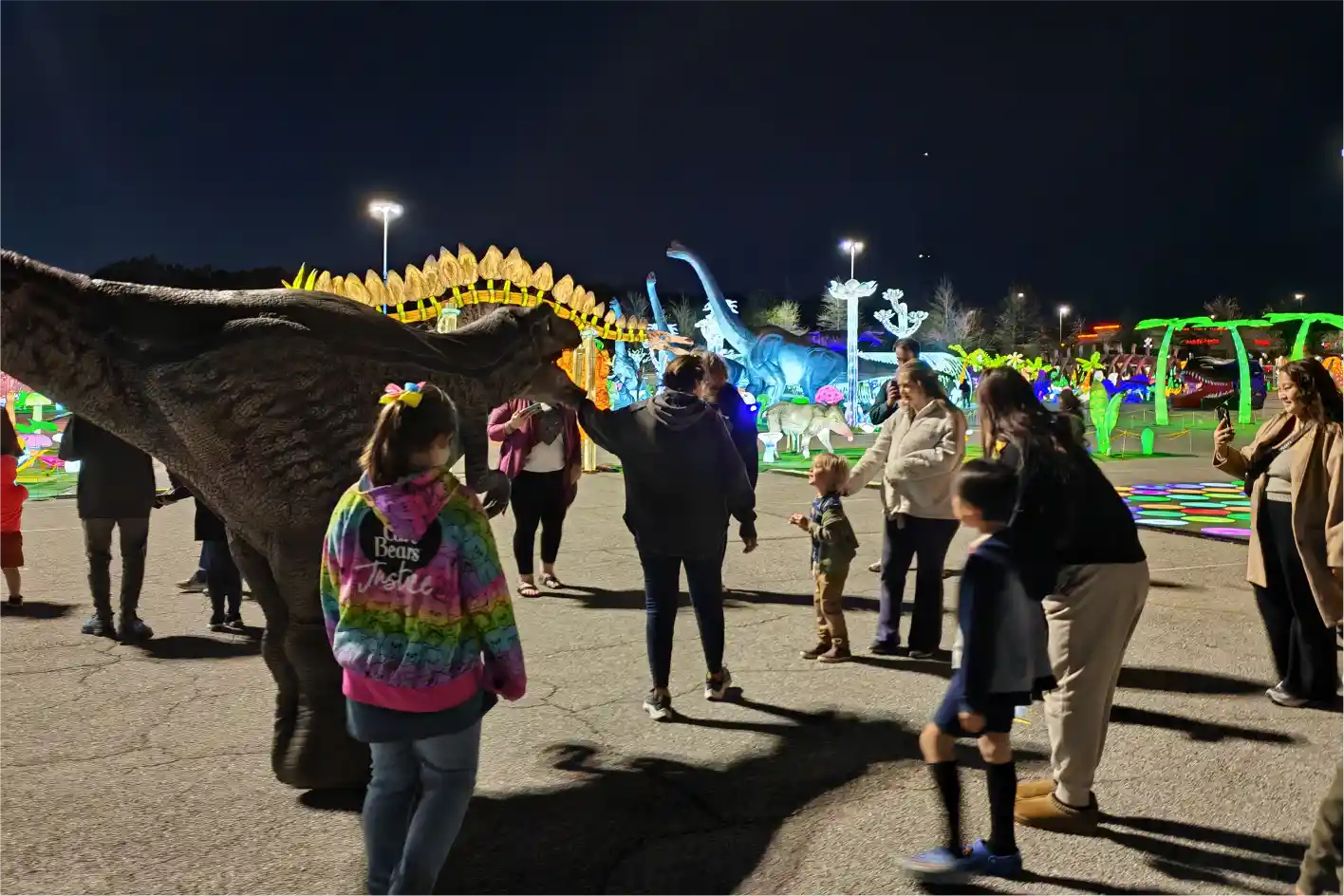 Photo-friendly animatronic dinosaur display encouraging social media sharing