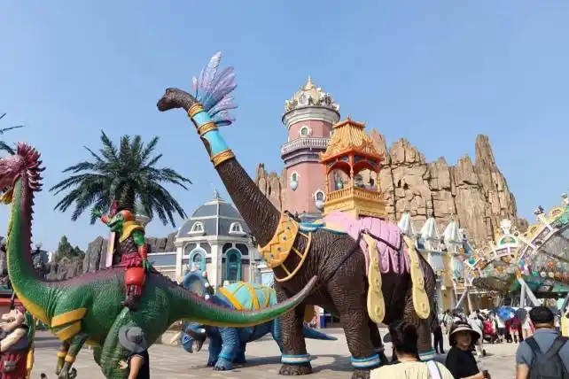 Large-scale animatronic parade float design
